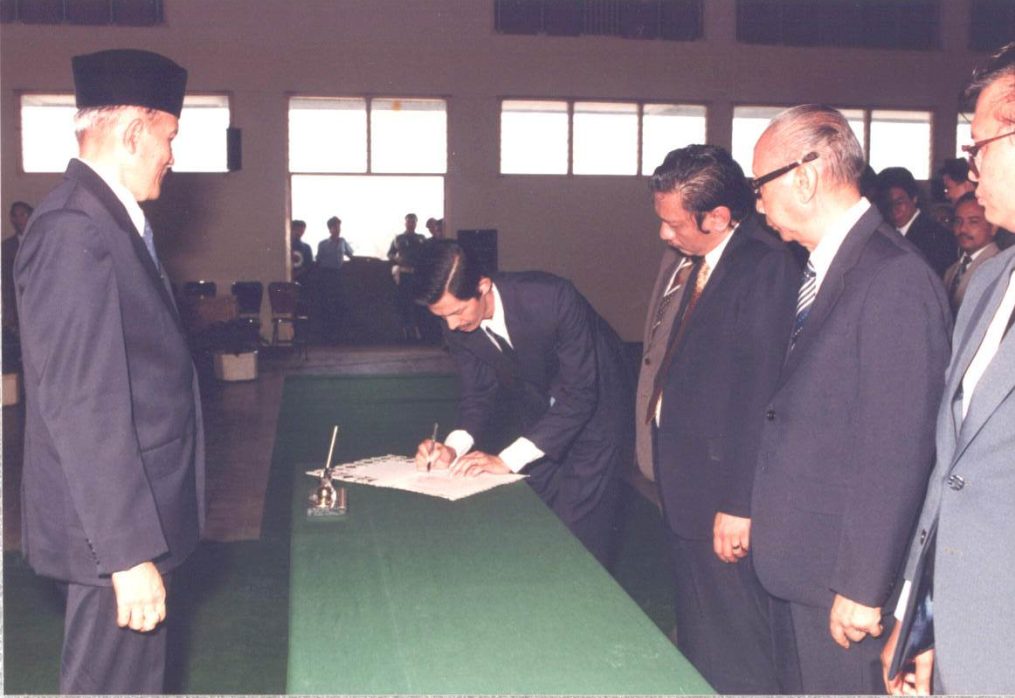PELANTIKAN PIMPINAN UNIVERSITAS & FAKULTAS UBAYA 1989