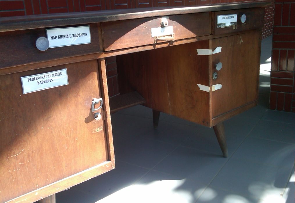 Galeri PHOTO – MEJA KERJA ANTIK 1977