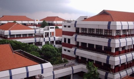 1 Nopember 1992 – Pembentukan Program Pascasarjana Universitas Surabaya