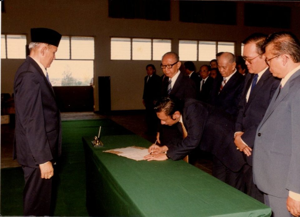 Ketua Yayasan UBAYA melantik Pembantu Rektor I UBAYA pada tahun 1989