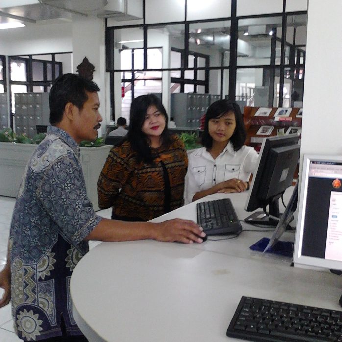 Kunjungan Lapangan ke Perpustakaan Universitas Surabaya