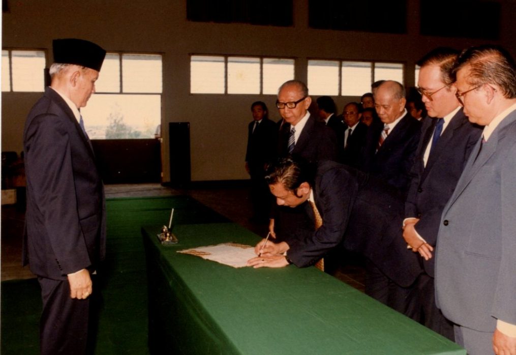 Ketua Yayasan UBAYA melantik Pembantu Rektor I UBAYA pada tahun 1989