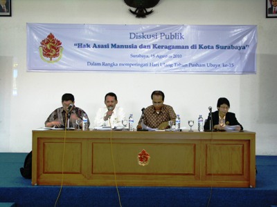 6-12-2004 Pusat Studi HAM Ubaya Mengadakan Diskusi HAM